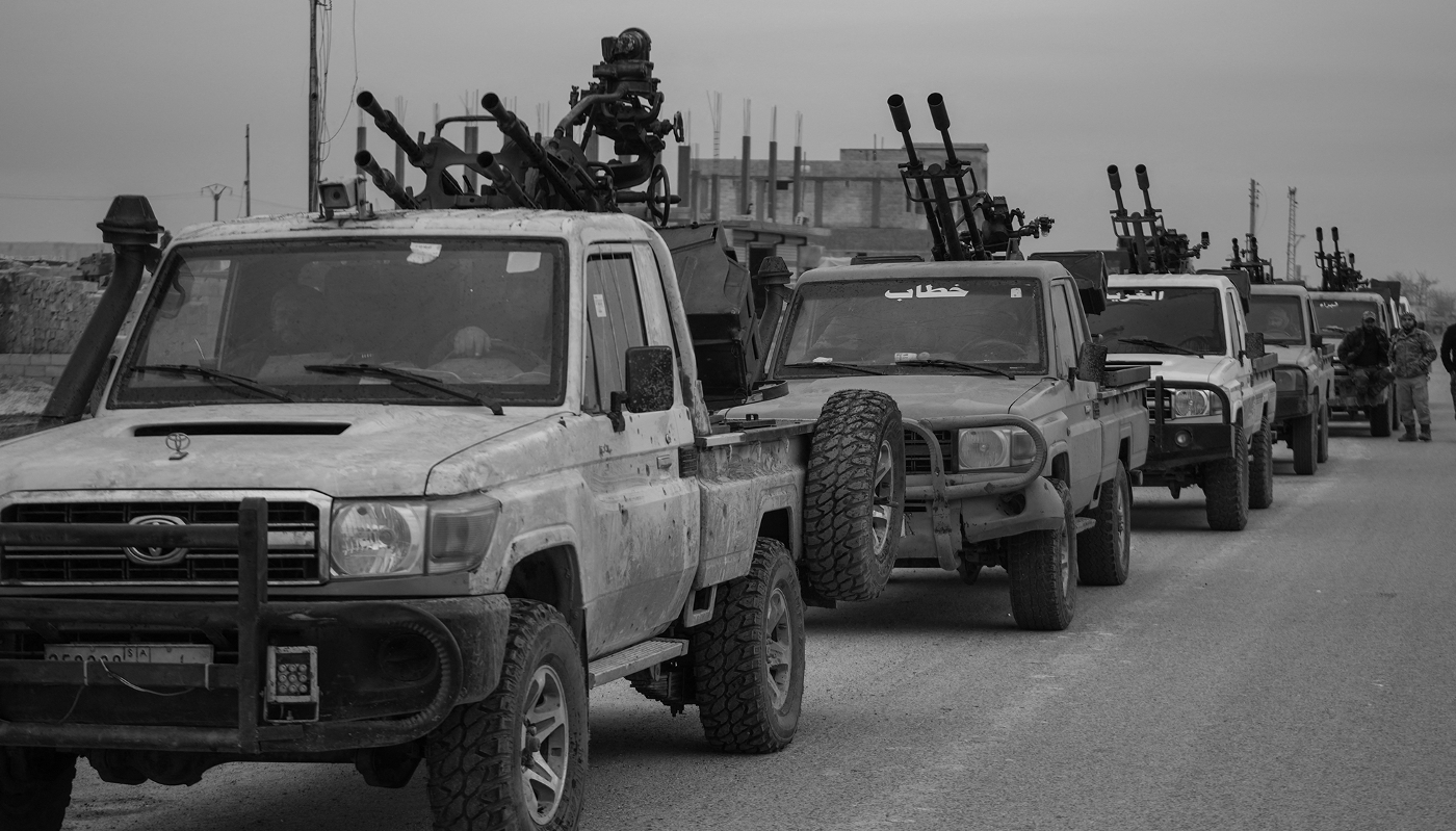 Des convois de l'armée syrienne pénètrent dans la région de Deir Hafer, en Syrie, après que les Forces démocratiques syriennes (FDS) dirigées par les Kurdes ont annoncé la remise de la région à l'ouest de l'Euphrate au gouvernement de Damas, le 17 janvier 2026.
