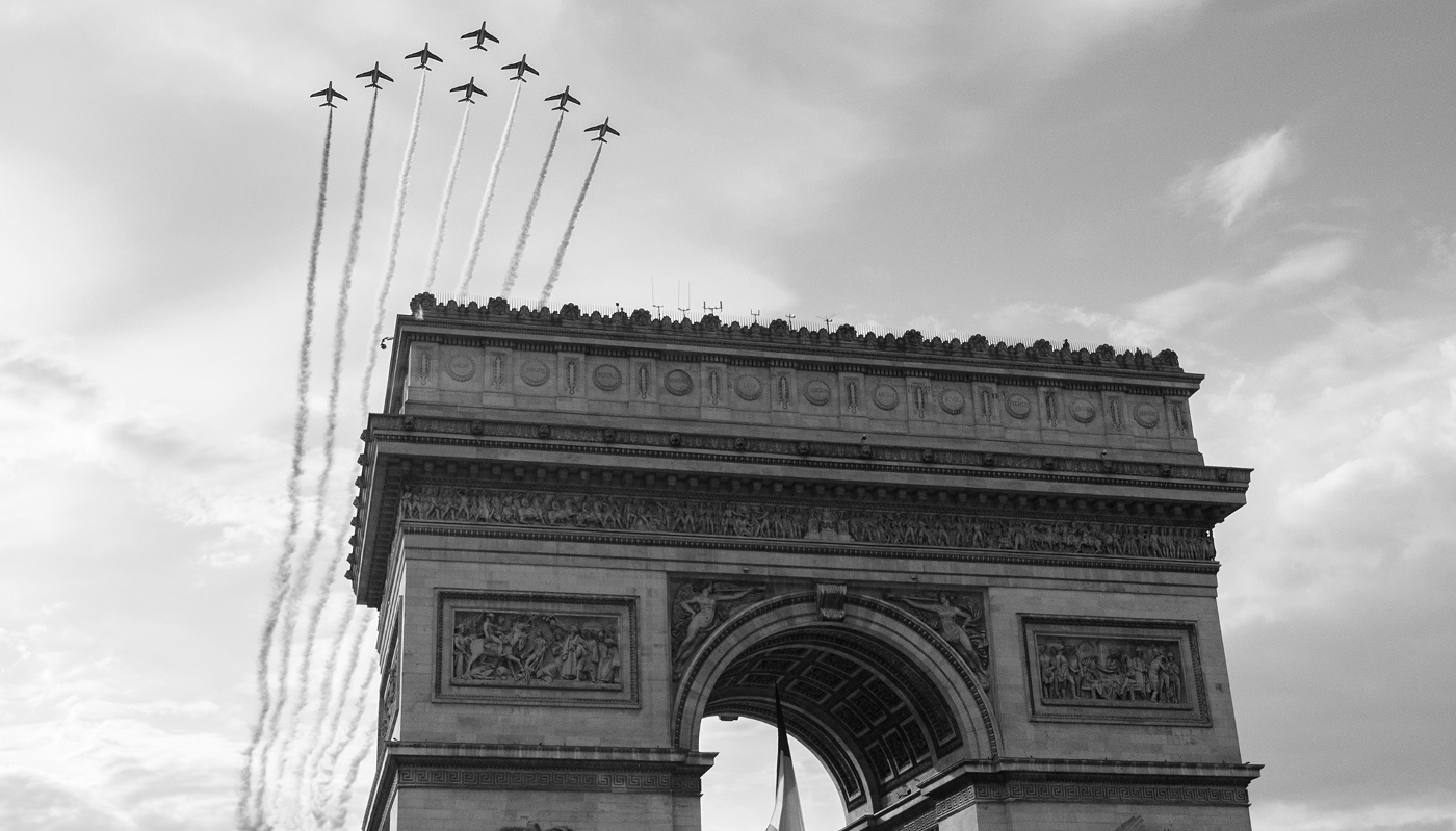 La patrouille de France passe au-dessus de l'Arc de Triomphe, à Paris, le 8 mai 2025.