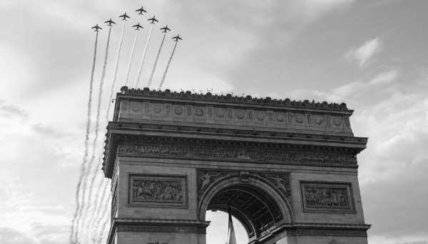 La patrouille de France passe au-dessus de l'Arc de Triomphe, à Paris, le 8 mai 2025.