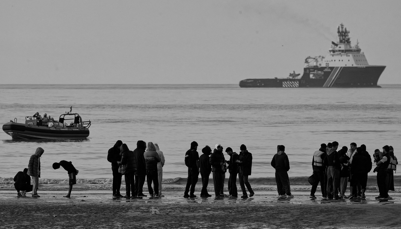 Tentative de passage illégal de migrants vers l'Angleterre depuis la plage de Gravelines, en France, le 6 novembre 2025. Un accord bilatéral a été signé en juillet 2025 entre les deux pays concernant l'immigration clandestine.
