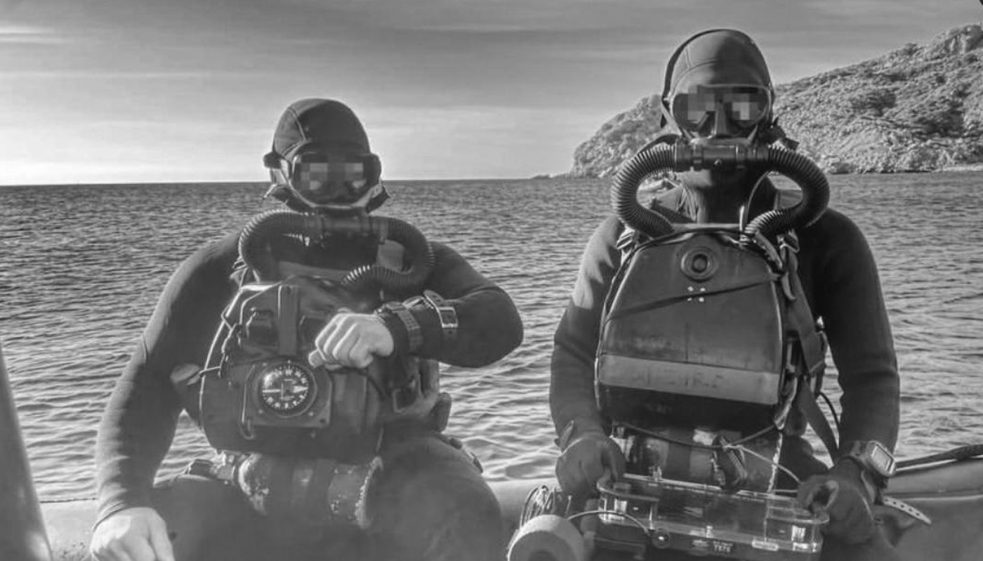 Deux nageurs de combat ukrainiens du 73e centre d’opérations spéciales à l'entraînement au large de Snake Island, équipés du matériel Shark Marine.
