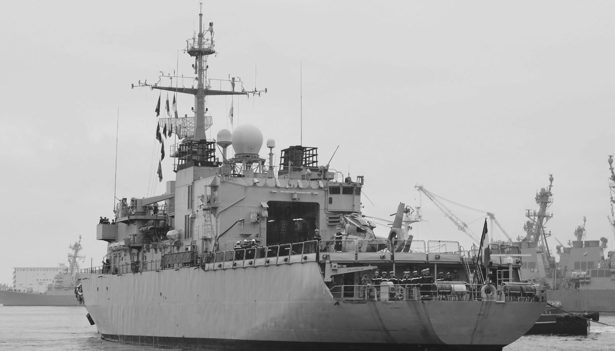 La frégate française Prairial, le 16 octobre 2025 à la base de la Force maritime d'autodéfense japonaise à Yokosuka.