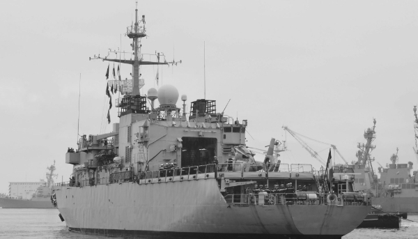 La frégate française Prairial, le 16 octobre 2025 à la base de la Force maritime d'autodéfense japonaise à Yokosuka.