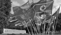 Les drapeaux chinois et nord-coréen sont hissés à Pyongyang le 8 juin 2026, alors que le président chinois Xi Jinping se rend en Corée du Nord pour la première fois depuis sept ans afin de rencontrer le dirigeant nord-coréen Kim Jong-un.