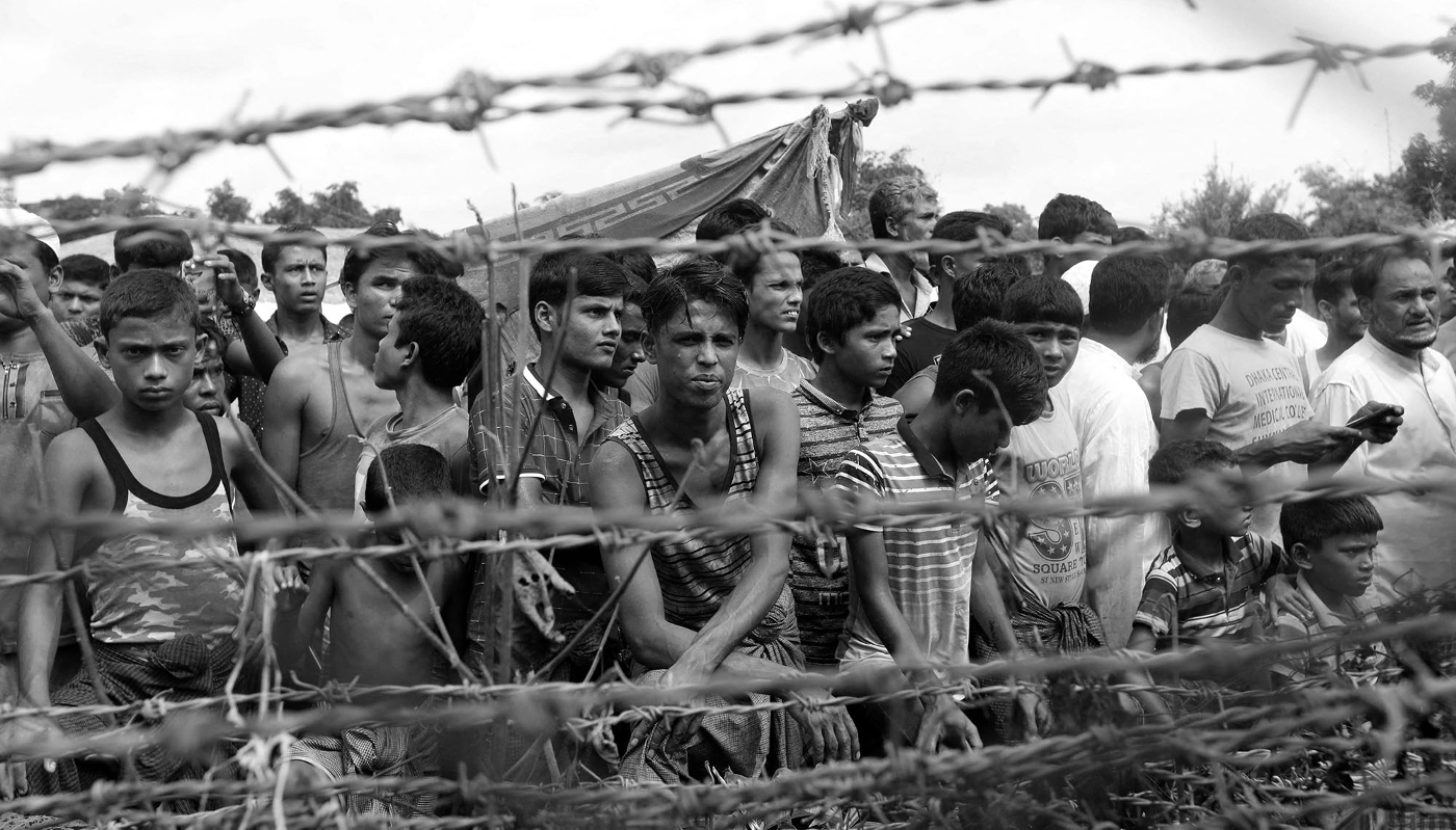 Des réfugiés rohingyas se rassemblent entre la frontière bangladaise et birmane, le 24 août 2018.