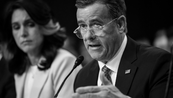 Le directeur de la CIA John Ratcliffe, le 25 mars 2025. À l'arrière-plan, la directrice du renseignement national (DNI) Tulsi Gabbard.