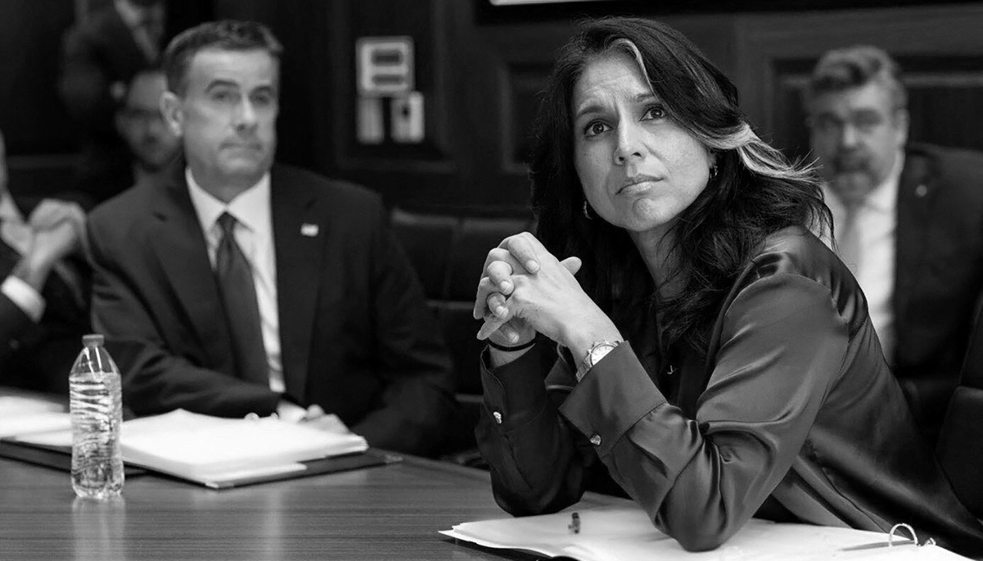 La directrice du renseignement national Tulsi Gabbard et le directeur de la CIA John Ratcliffe participent à une réunion avec le président américain Donald Trump et son équipe de renseignement à Washington, le 21 juin 2025.