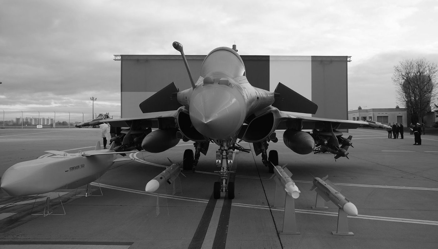 Un avion de chasse Rafale exposé sur la  base aérienne de Villacoublay, près de Paris, avant l'arrivée du président ukrainien Volodymyr Zelensky, le 17 novembre 2025.