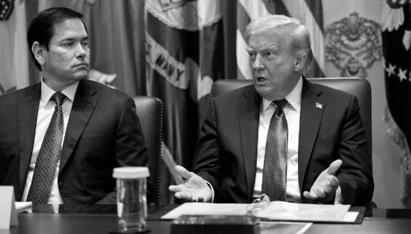 Le secrétaire d'État américain Marco Rubio et le président Donald Trump à la Maison blanche, le 26 août 2025. 