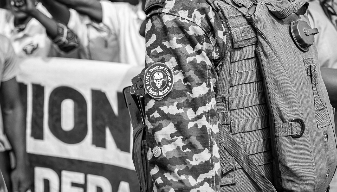 Le logo du groupe mercenaire russe Wagner sur l'uniforme d'un membre des forces armées de la République centrafricaine à Bouboui, en Centrafrique, le 1er mars 2025.
