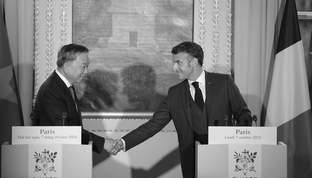 Le président vietnamien To Lam et son homologue français Emmanuel Macron se serrent la main lors d'une conférence de presse conjointe au palais de l'Élysée, le 7 octobre 2024.