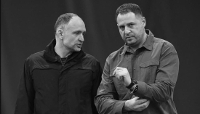 Oleh Tatarov chef adjoint du bureau présidentiel chargé des forces de l’ordre en compagnie d'Andriy Yermak lors d'une visite du front en 2024.