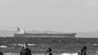 Le pétrolier Tagor, soupçonné de faire partie de la flotte fantôme russe, au mouillage devant la plage de l'Aber à Crozon, en Bretagne (France), le 2 juin 2026.