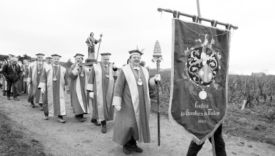 Défilé de la Confrérie des chevaliers du Tastevin lors de la fête de la Saint-Vincent tournante de Ladoix-Serrigny, le 25 janvier 2025.