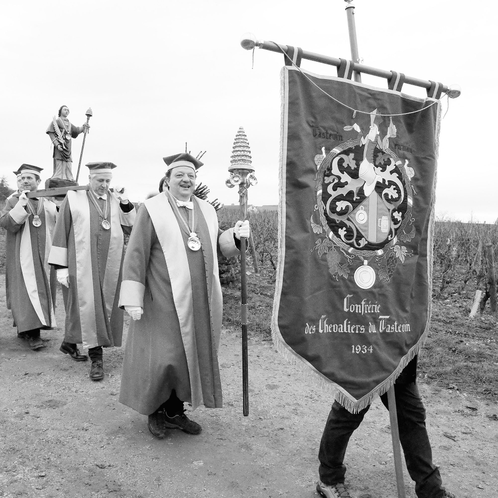 Défilé de la Confrérie des chevaliers du Tastevin lors de la fête de la Saint-Vincent tournante de Ladoix-Serrigny, le 25 janvier 2025.