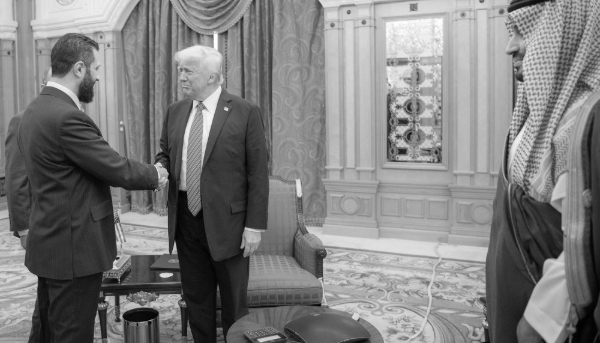 Le leader de la transition syrienne, Ahmed al-Charaa, a rencontré le président américain Donald Trump, le 14 mai 2025, à Riyad, en présence du prince héritier saoudien Mohammed bin Salman al-Saoud (MbS).