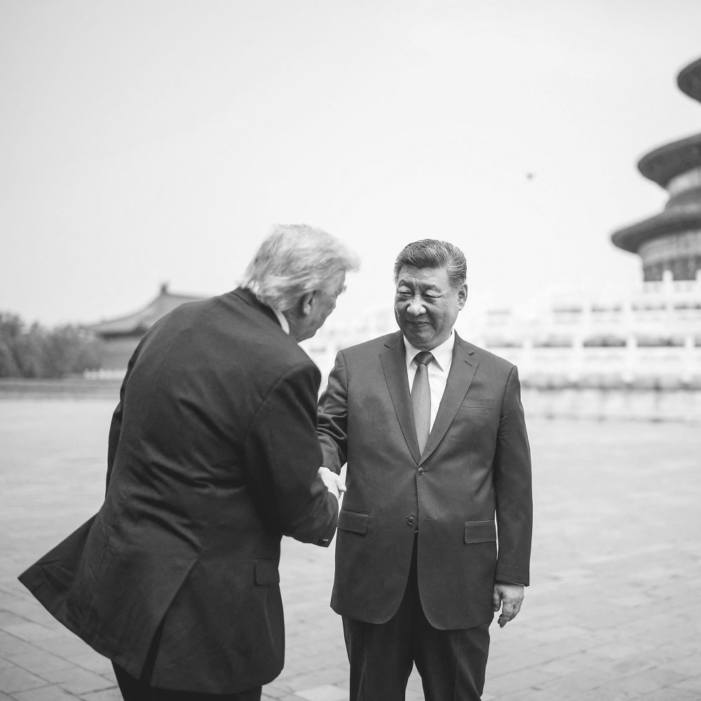 Le président chinois Xi Jinping serre la main de son homologue américain Donald Trump, lors d'une visite du Temple du Ciel, le 14 mai 2026 à Pékin.