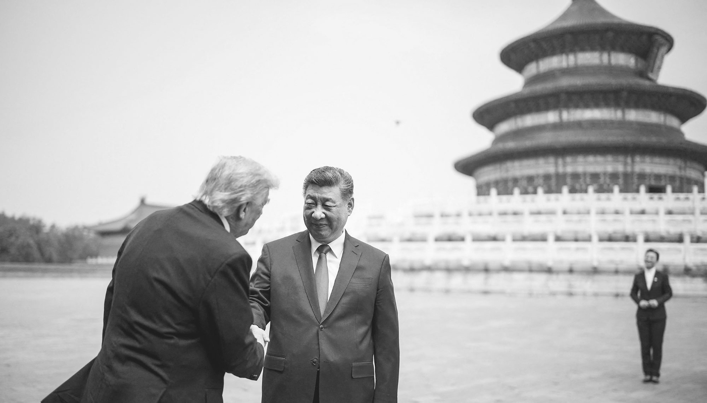 Le président chinois Xi Jinping serre la main de son homologue américain Donald Trump, lors d'une visite du Temple du Ciel, le 14 mai 2026 à Pékin.