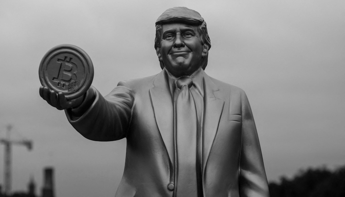 Une statue conçue pour attirer l'attention sur la politique du président Trump en matière de cryptomonnaie temporairement installée à Washington, le 17 septembre 2025.