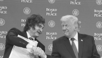 Donald Trump et son homologue argentin Javier Milei à Davos, en Suisse, le 22 janvier 2026. Le 31 août, le président américain a laissé entendre qu'il ne soutiendrait pas forcément Londres en cas de conflit avec Buenos Aires pour le contrôles des îles Malouines.
