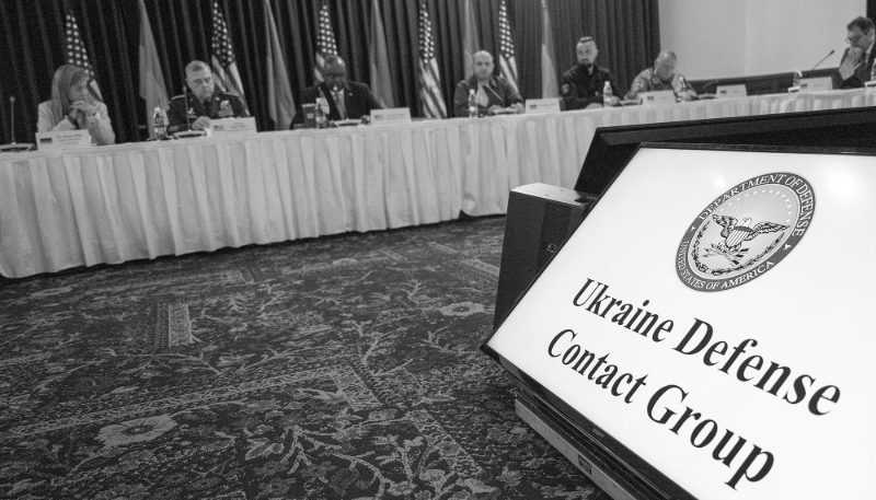 Les ministres de la défense de nombreux pays de l'OTAN lors de la cinquième réunion du groupe de contact des pays soutiens de l'Ukraine, le 19 septembre 2023.