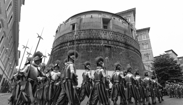 Des gardes suisses passent près de la Banque du Vatican (IOR), située dans la tour de Niccolo V au Vatican (2015).