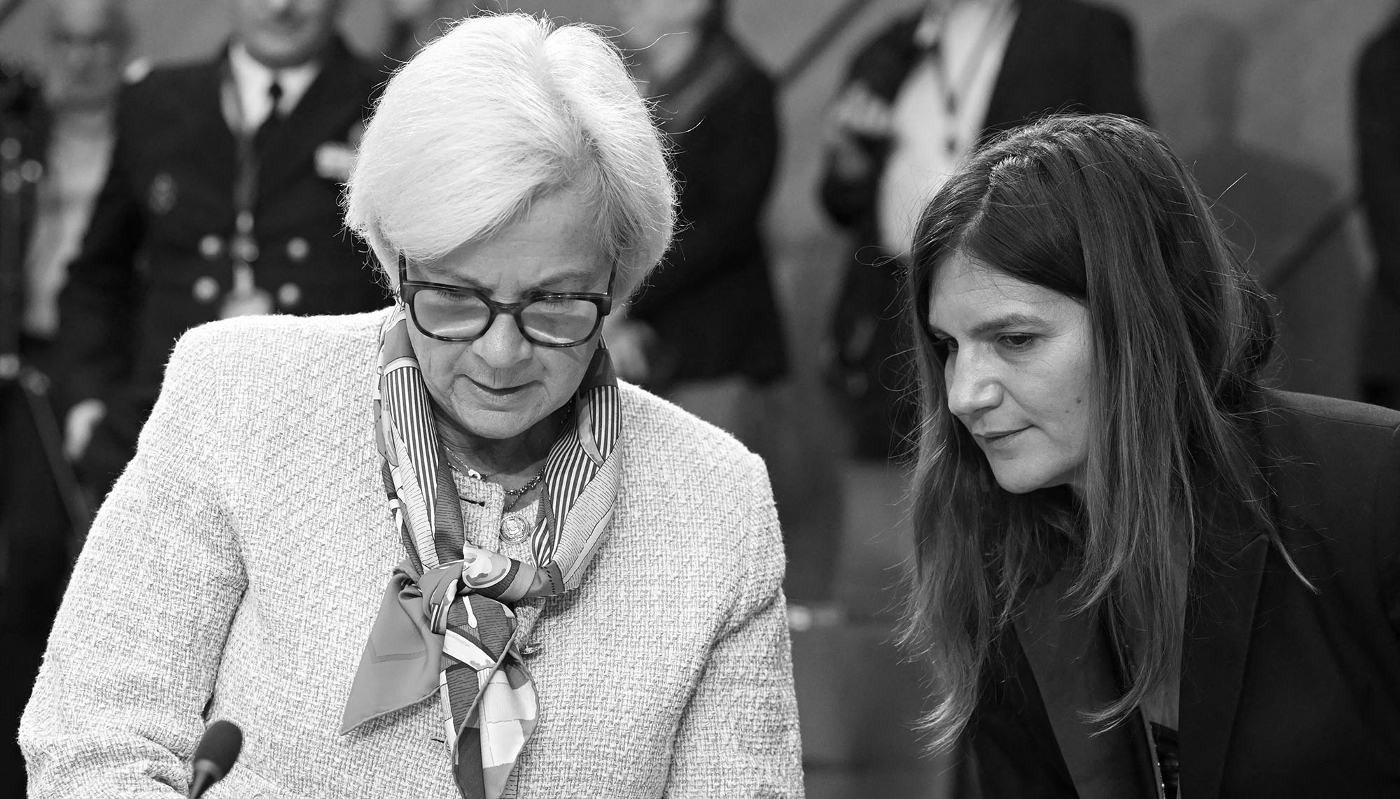 La ministre française des armées, Catherine Vautrin (à gauche), et sa ministre déléguée, Alice Rufo, à Bruxelles, le 15 octobre 2025.