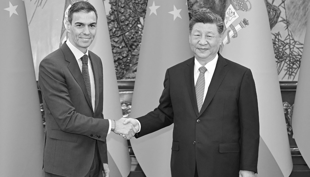 Le premier ministre espagnol Pedro Sanchez et le président chinois Xi Jinping à Pékin le 14 avril 2026.