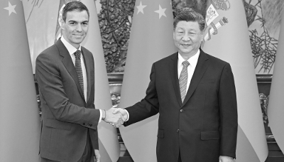 Le premier ministre espagnol Pedro Sanchez et le président chinois Xi Jinping à Pékin le 14 avril 2026.
