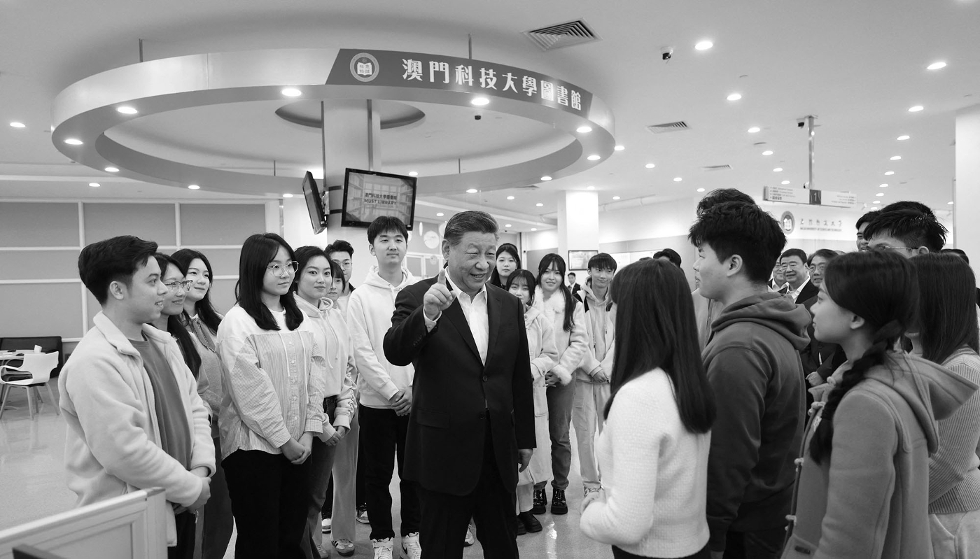 Le président chinois Xi Jinping s'entretient avec des étudiants dans la bibliothèque de l'Université des sciences et technologies de Macao (MUST), dans le sud de la Chine, le 19 décembre 2024.