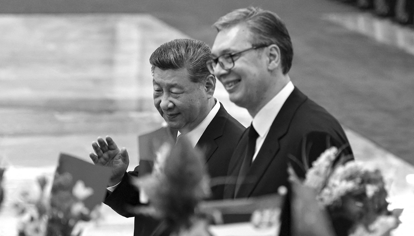 Le président serbe Aleksandar Vucic (à droite) assiste à une cérémonie d'accueil avec le président chinois Xi Jinping à Pékin, le 25 mai 2026.