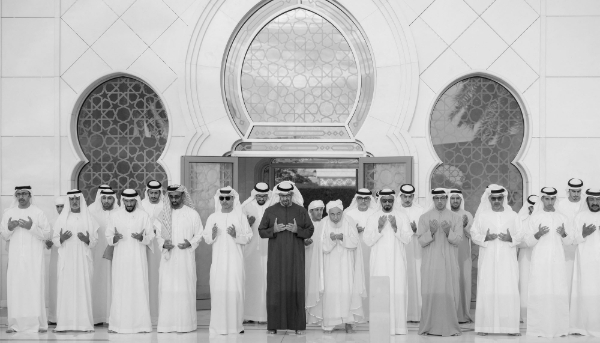 Mohamed bin Zayed al-Nahyan, président des Émirats arabes unis, prie en compagnie de Mansour bin Zayed al-Nahyan, vice-président, à Abu Dhabi, le 10 avril 2024. 