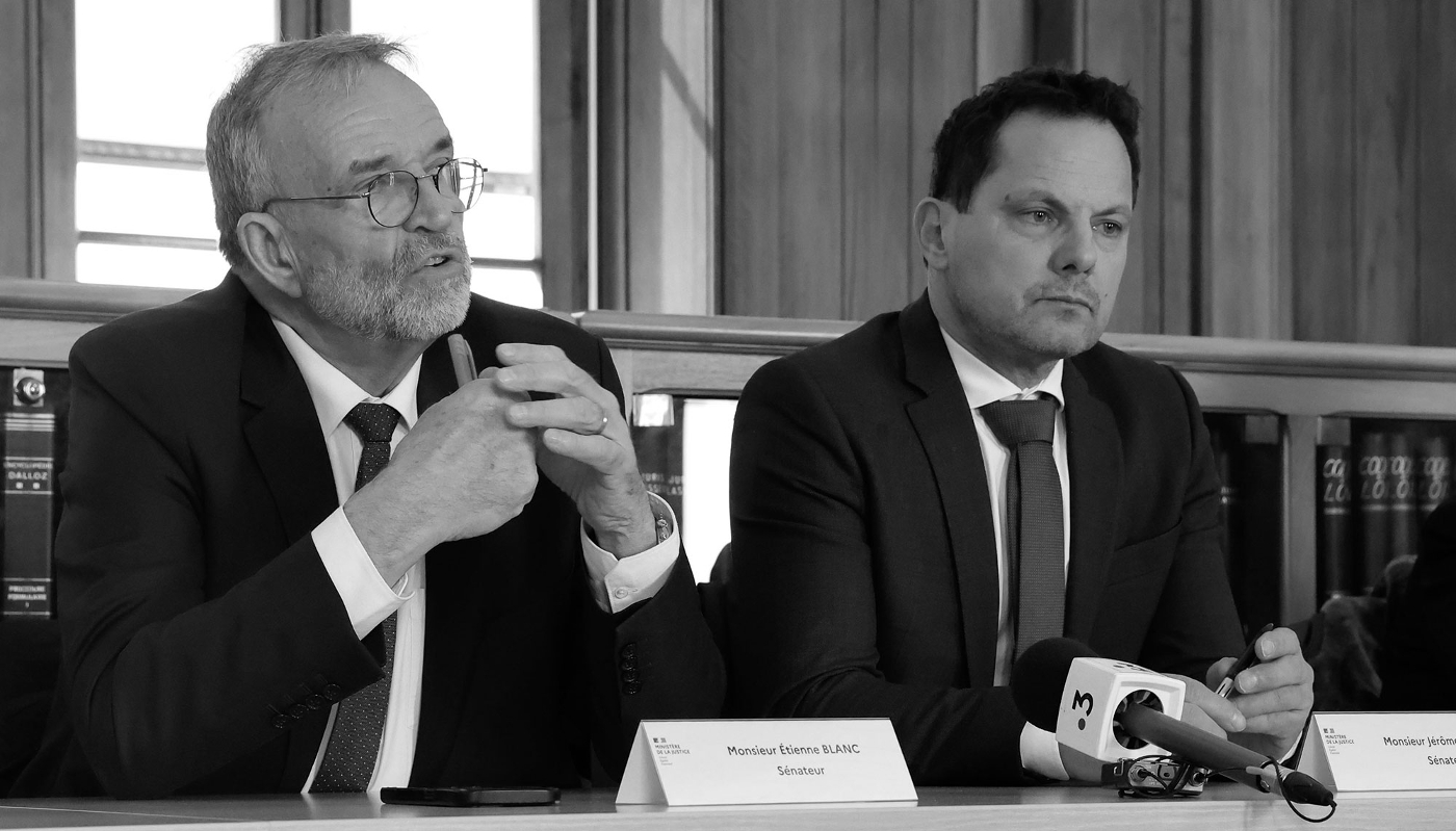 La proposition de loi déposée à la mi-juillet 2024 par les sénateurs Étienne Blanc (LR) et Jérôme Durain (PS) figure en première ligne pour porter certaines mesures.