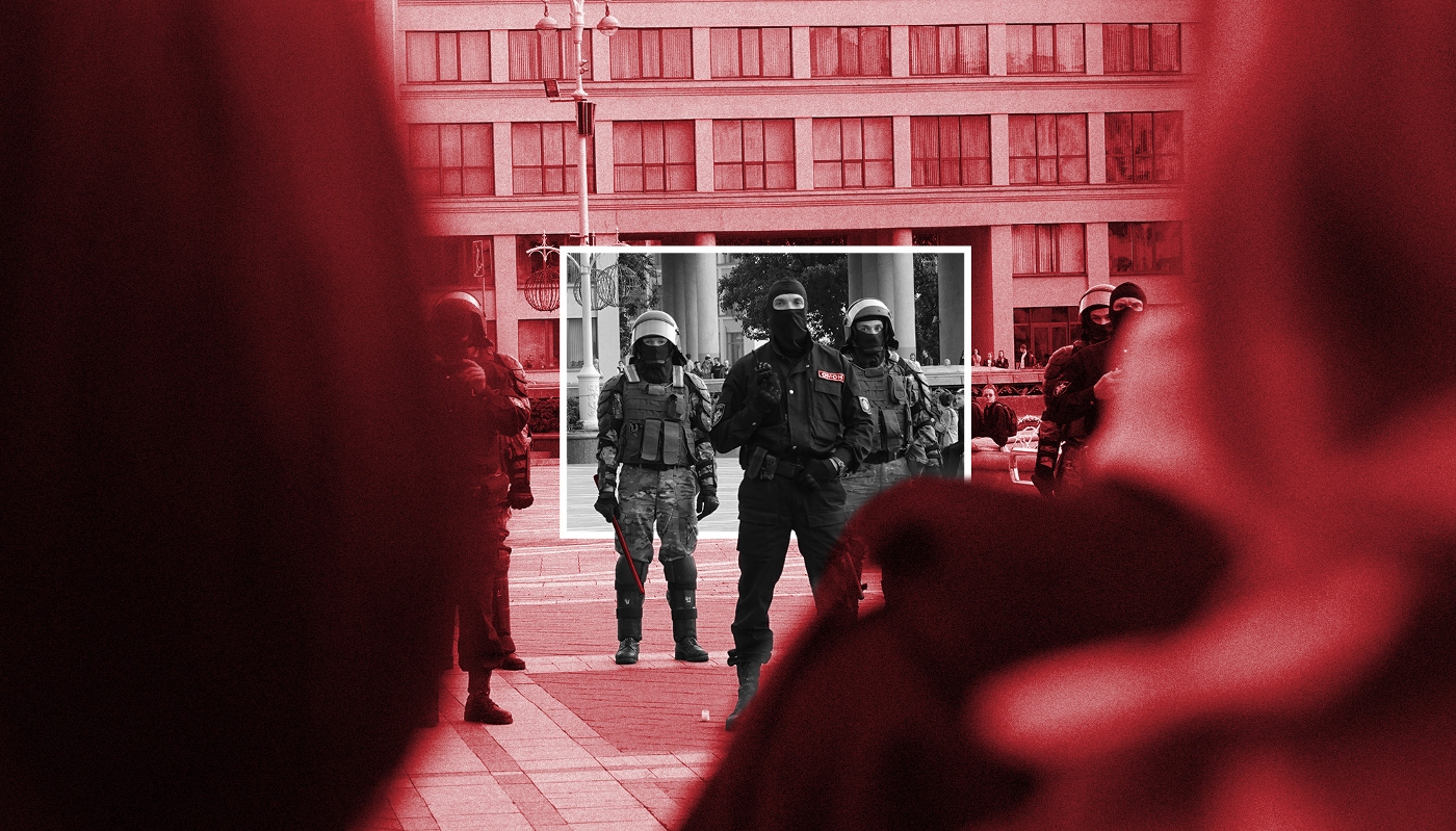 Manifestants et membres de la police spéciale OMON, place de l'Indépendance à Minsk, en août 2020.