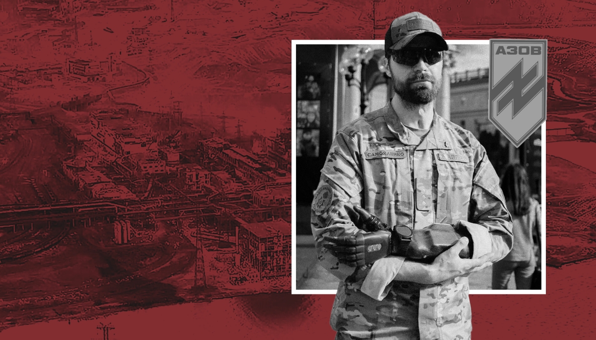 Illia Samoilenko, dit Gandalf, à la tête du département du renseignement de la 12e brigade des forces spéciales Azov. En arrière-plan, l'usine d'Azovstal à Marioupol, durant le siège en 2022.
