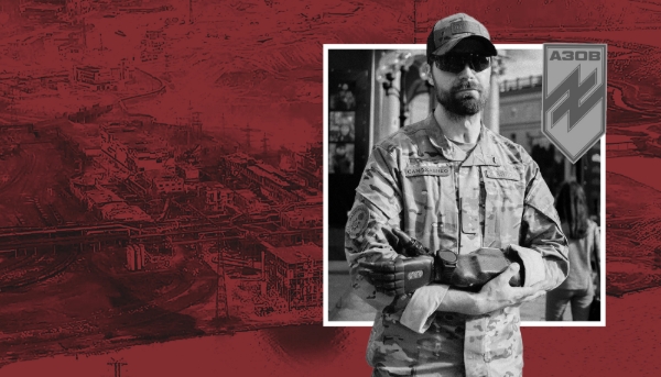 Illia Samoilenko, dit Gandalf, à la tête du département du renseignement de la 12e brigade des forces spéciales Azov. En arrière-plan, l'usine d'Azovstal à Marioupol, durant le siège en 2022.