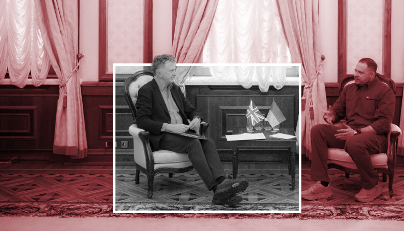 Le chef du cabinet du président ukrainien, Andriy Yermak (à droite) et le conseiller à la sécurité nationale du premier ministre du Royaume-Uni, Jonathan Powell, à Kiev, le 8 mars 2025.