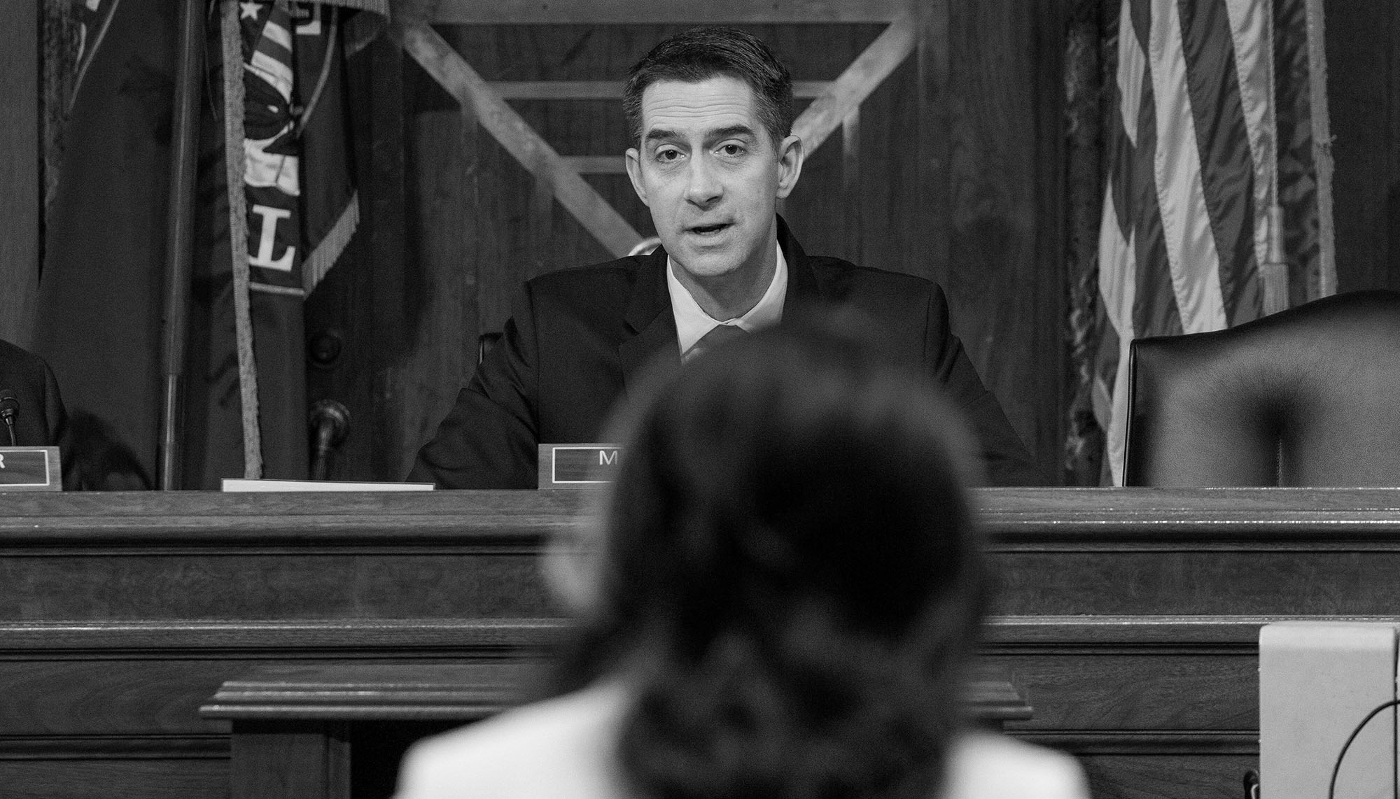 Tom Cotton face à Tulsi Gabbard, lors de son audience de confirmation en tant que directrice du renseignement national au Sénat, en janvier 2025.