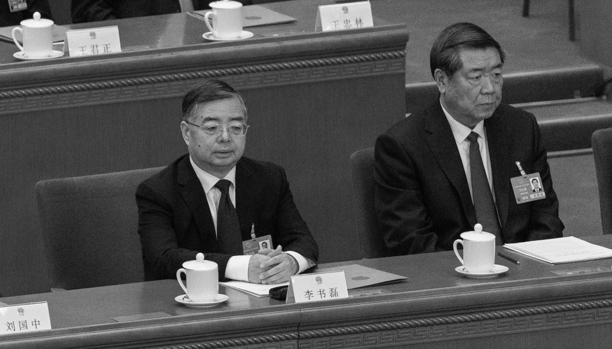 Li Shulei, chef du département de la propagande du PCC et He Lifeng, vice-premier ministre de la République populaire de Chine, lors de la troisième session de la 14e Assemblée populaire nationale, à Pékin, le 11 mars 2025.