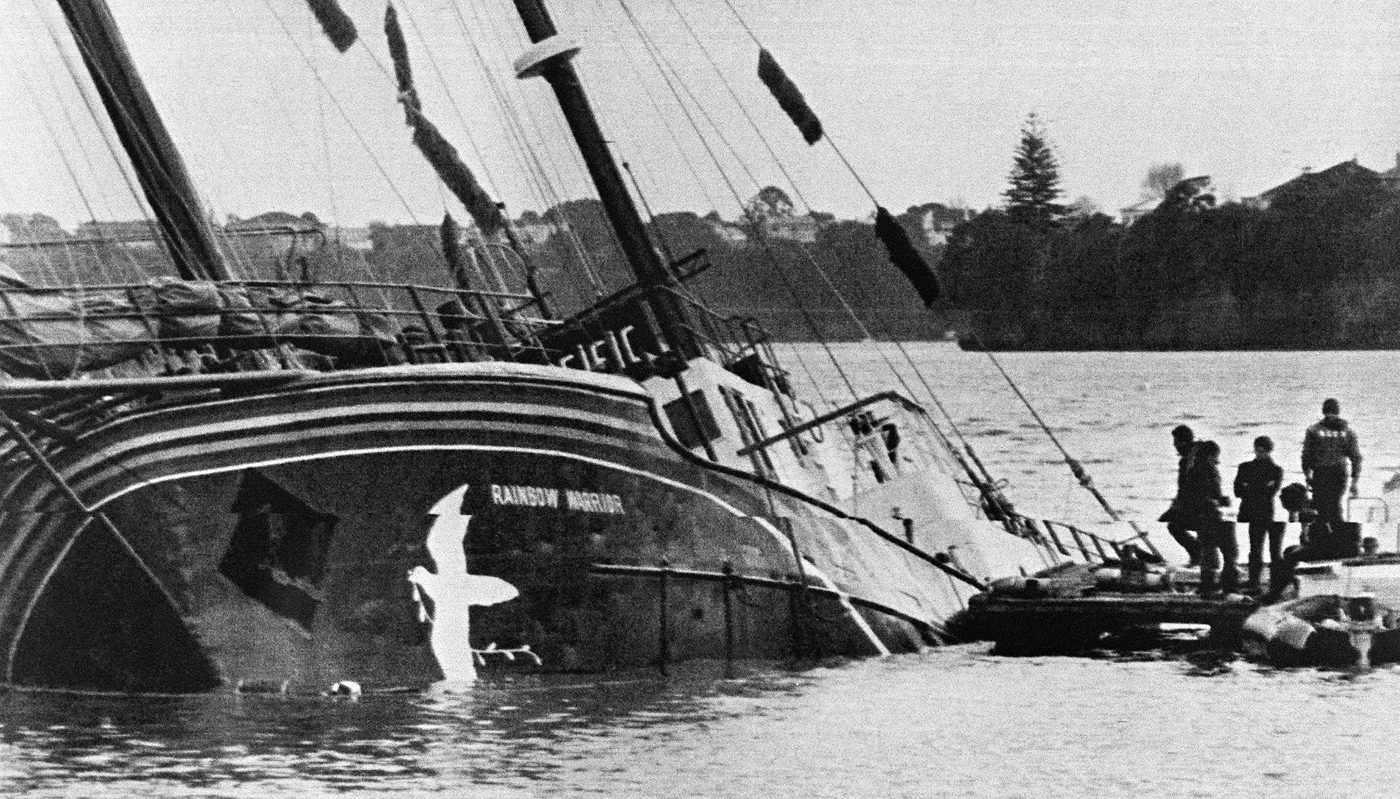 Le Rainbow Warrior de Greenpeace dans le port d'Auckland, le 10 juillet 1985.