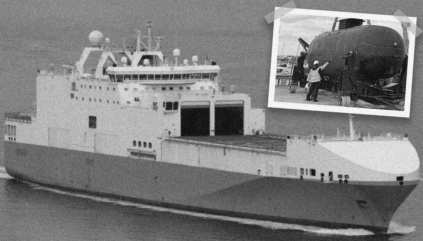 L'Ocean Trader, vaisseau mère des opérations spéciales de Washington au large des côtes vénézuéliennes. En vignette, un submersible de poche employé par les Navy SEALs pour leurs opérations clandestines sur le littoral vénézuélien.
