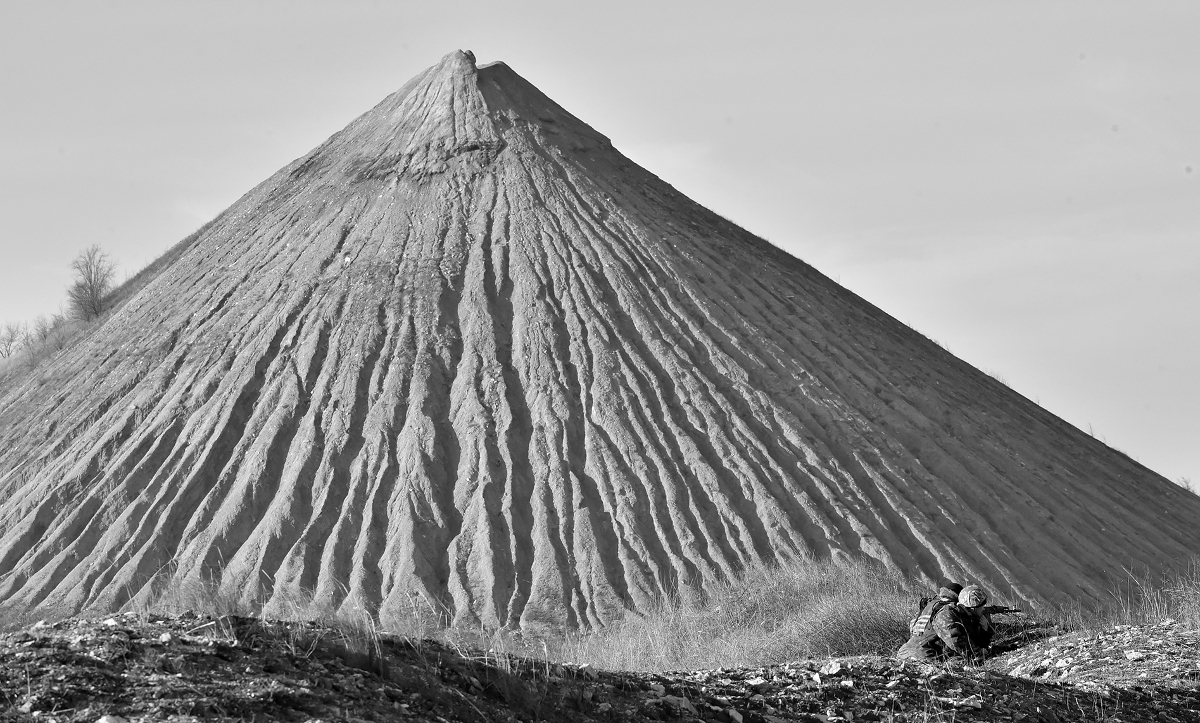 Un militaire est présent devant le terril d'une mine de charbon de la petite ville de Kurakhove, dans la région de Donetsk.