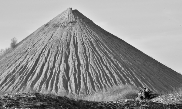 Un militaire est présent devant le terril d'une mine de charbon de la petite ville de Kurakhove, dans la région de Donetsk.