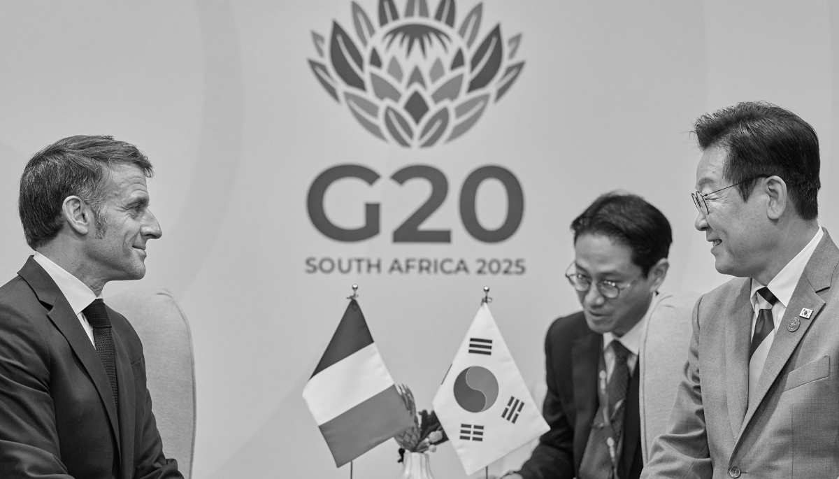 Le président français Emmanuel Macron et son homologue sud-coréen Lee Jae-Myung, en marge du G20 à Johannesburg, le 22 novembre 2025.