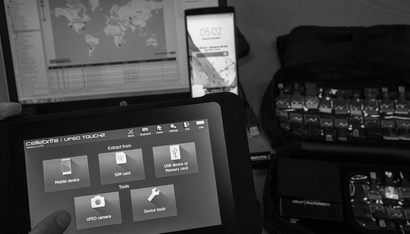 Un ingénieur fait la démonstration des outils développés par l'entreprise israélienne Cellebrite.