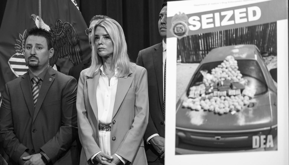 La ministre de la justice, Pam Bondi, annonce les saisies de drogues effectuées par la Drug Enforcement Administration (DEA) dans le cadre d'une opération anti-fentanyl au Nouveau-Mexique, le 6 mai 2025.