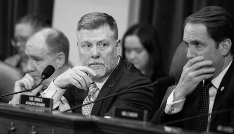 Le président républicain de la commission du renseignement de la Chambre, Rick Crawford, lors de la présentation de l'évaluation annuelle des menaces, le 26 mars 2025. 