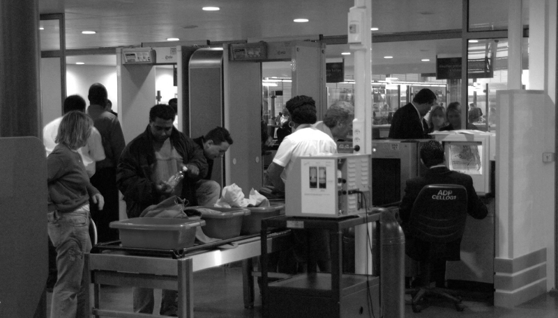 Un contrôle de sécurité avant la zone d'embarquement à l'aéroport Roissy-Charles-de-Gaulle.