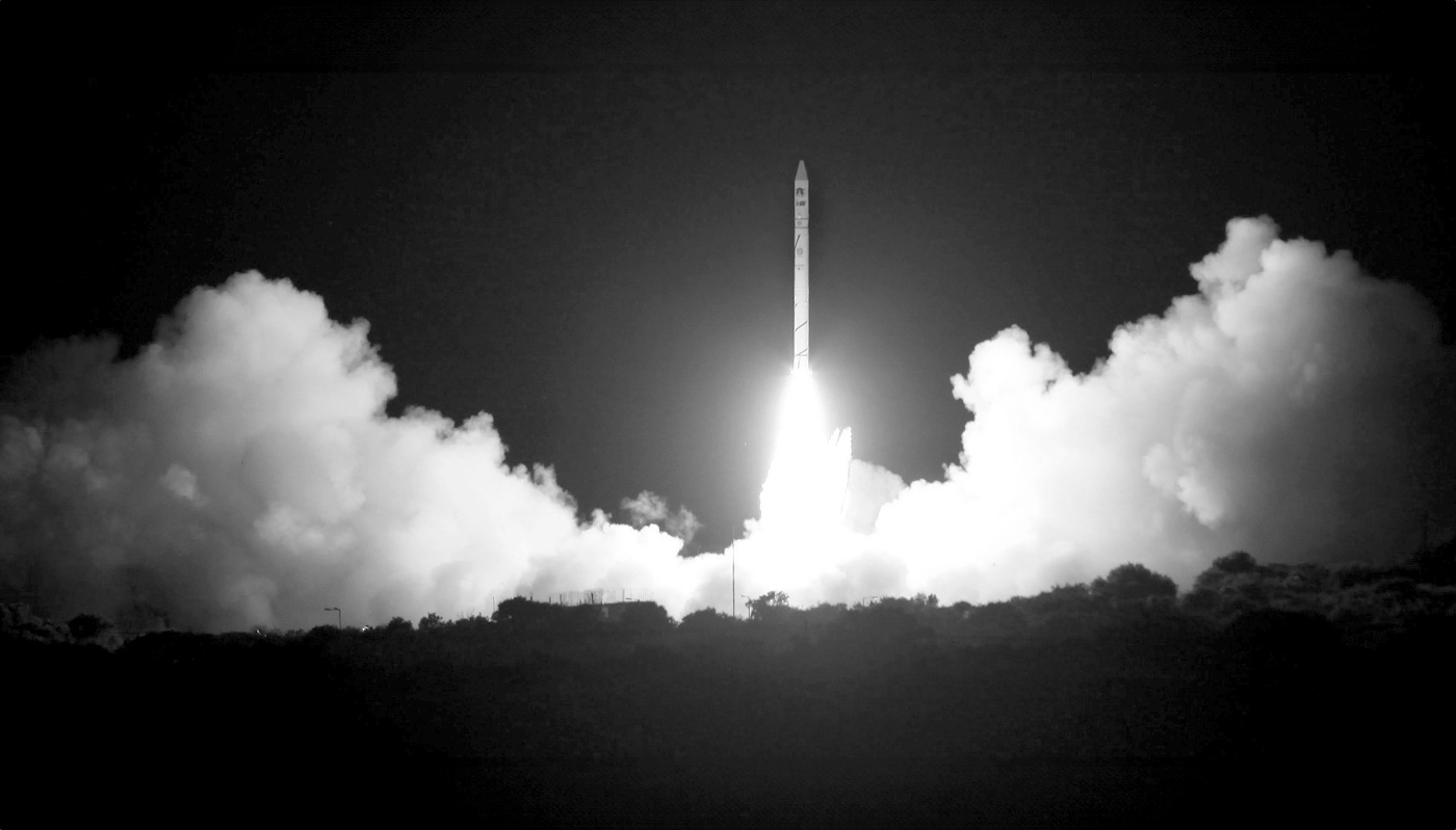 Lancement du satellite Ofek 10, à partir d'un champ d'essai de l'armée de l'air israélienne, en avril 2014.