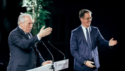 Le secrétaire général de la défense et de la sécurité nationale Nicolas Roche (à dr.) et le premier ministre Francois Bayrou, au forum de Viginum, à Paris, le 28 mars 2025. 